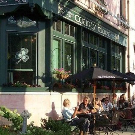 County Clare Inn Milwaukee Bagian luar foto