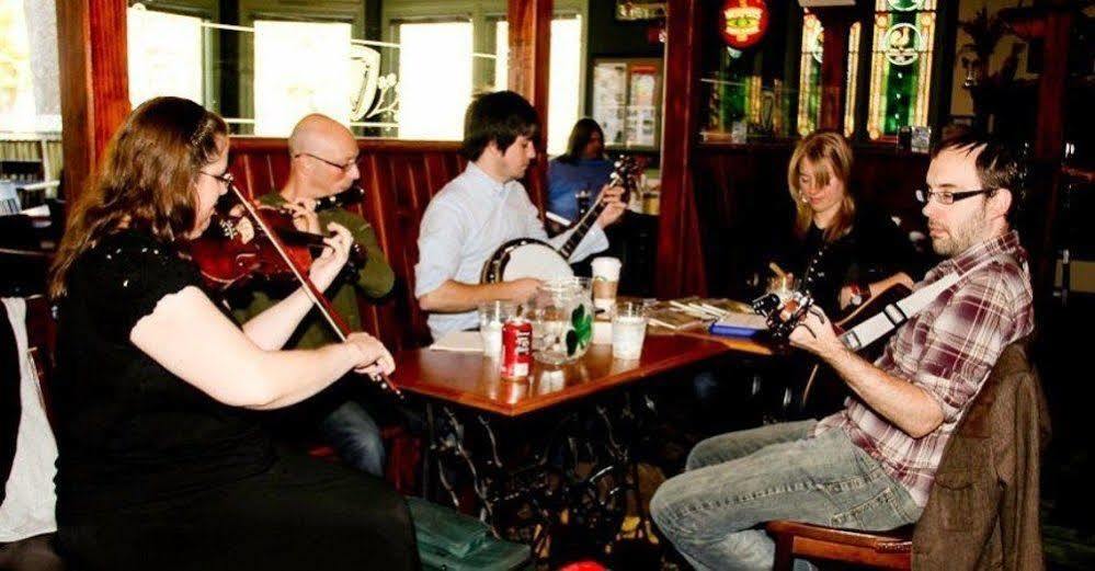 County Clare Inn Milwaukee Bagian luar foto