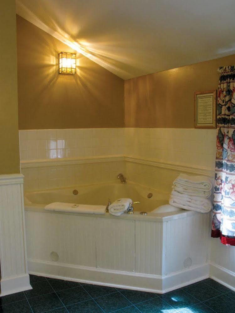 County Clare Inn Milwaukee Bagian luar foto
