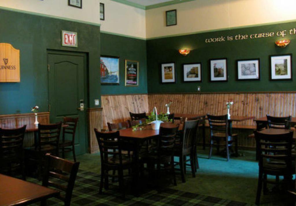 County Clare Inn Milwaukee Bagian luar foto