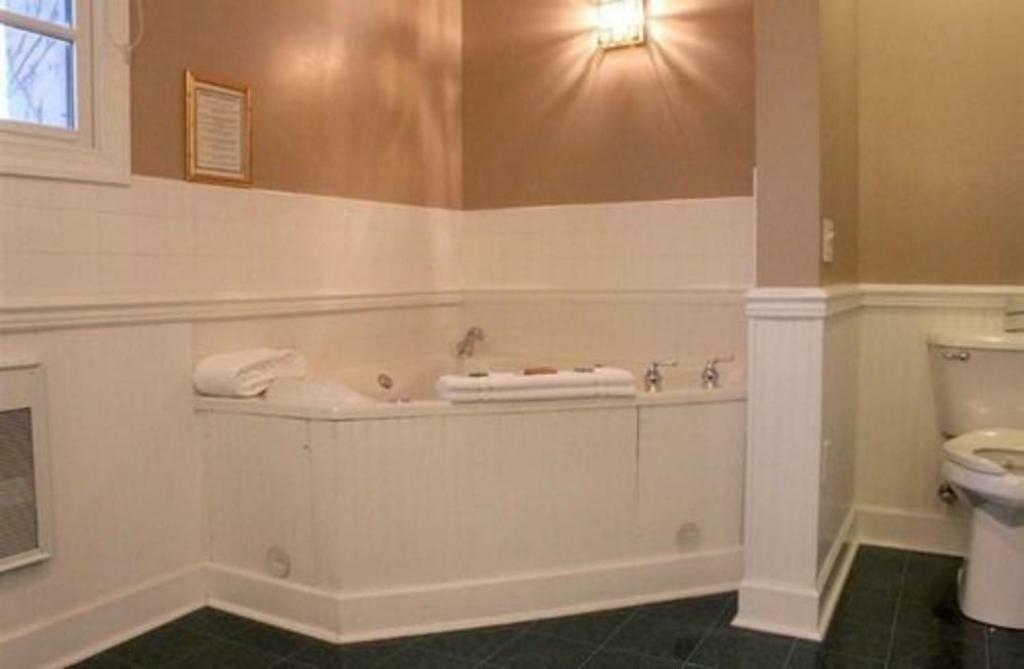 County Clare Inn Milwaukee Bagian luar foto
