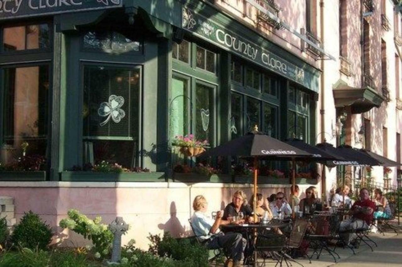 County Clare Inn Milwaukee Bagian luar foto